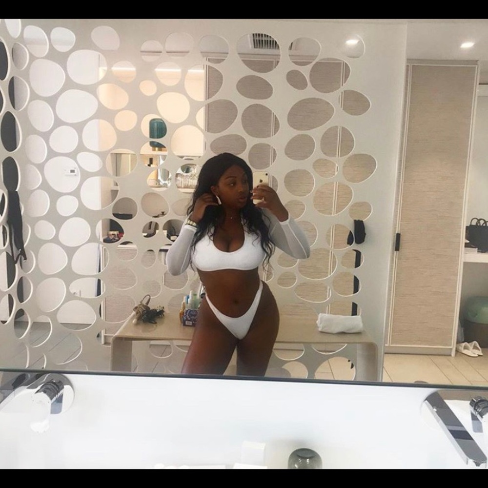 White ren bikini - Picture 6 of 8